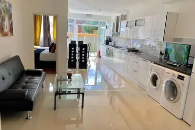 Image de 2 Bedroom Ground Floor House, Garden and Parking