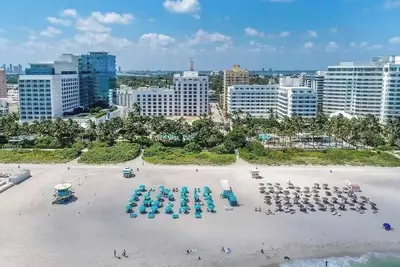 Image de 1 Br on Collins Ave. steps away from the Beach
