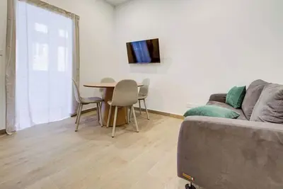 Image de Warm 1br Retreat with Balcony Charm