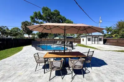 Image de The Palm Way House! Features a Pool and Back Yard