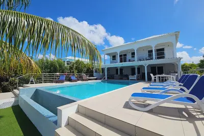 Image de Grand Waterfront Villa, Sleeps 12, Swimming Pool, Pool Table, Ping Pong & more