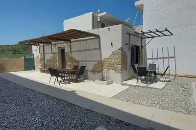 Image de Efi Studios Old Stone Barn House | Walk to Beach | 1-4 Guests
