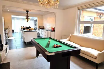 Image de The Big House | Sleeps 10 | Parking & Pool Table