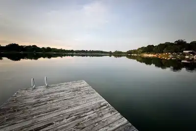 Image de Escape to the Lake - Modern renovated 1. 5bedroom Cabin- 5 mins to Mi Intn Spdway