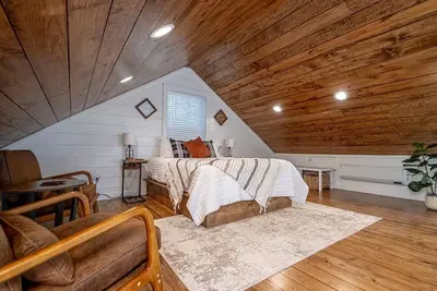 Image de Dogwood Den Treehouse Cabin in Shirley, Ar at Greers Ferry Lake