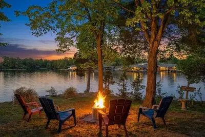 Image de New Listing May 2026- 370 feet of waterfront to enjoy