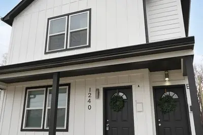Image de Luxe Downtown Townhome-Sleeps 6 Brand New Build!