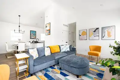 Image de New build in Riverside, close to downtown!