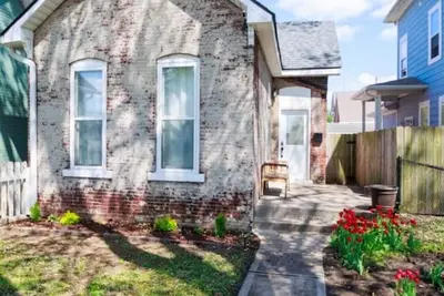 Image de Charming 1800`s Tiny Cottage | Walk to Lucas Oil!