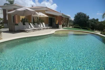 Image de Beautiful villa near Meia Praia, Lagos with solar heated pool & lots of space