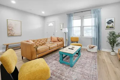 Image de Luxe Downtown Townhome-Sleeps 6 Brand New Build!