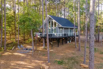 Image de Monarch Manor Treehouse at Greers Ferry Lake in Shirley, Ar