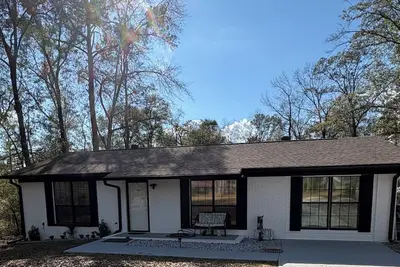 Image de 3-bedroom house in lovely Georgetown with cool Ac breeze