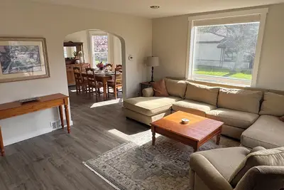 Spacious downtown oasis, free parking & laundry
