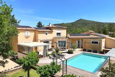 Image de Le Mas des Lumières avec piscine 10x6  11 couchages prestation haut de gamme