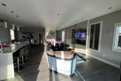 Image de Beautiful 3-bedroom House atop Burnaby's Capitol Hill