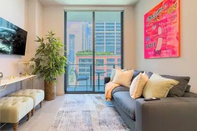 Image de F1111 - Sleek 1br + Den Oasis with Pool & Gym in Downtown Miami