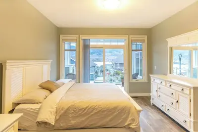 Image de Osoyoos Cottage Retreat | Private Beach & Pools