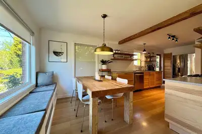 Image de Modern Green Lake Home w/ 2 Living Areas + Soaking Tub