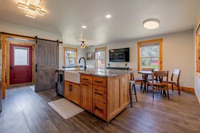 Image de Newly renovated and centrally located 2-bdrm home in Cody w/ Ac! Sleeps up to 6.