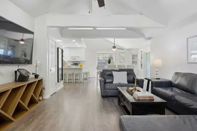Image de Boutique Luxury Wing of 10k sf Estate-Sleeps 10