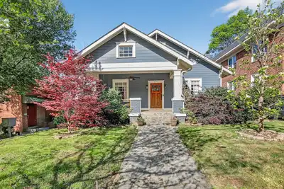 Image de Spacious 3br/3 Bath Bungalow w/ Porch and a Yard - Near the Beltline and Stadium