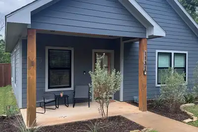 Image de Fabulous new modern 3-bedroom house near historic downtown Denison