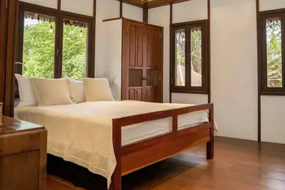 Image de Spacious 6-bedroom villa in enchanting Krong Siem Reap with Ac