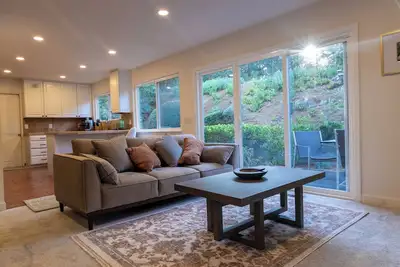 Image de 6 minutes to the beach. 3-bedroom private guest wing in Carmel