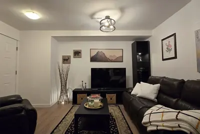 Image de Hilltop Retreat in Port Moody w/ Views Near Transit & Parks