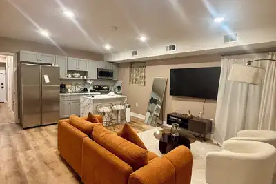 Image de Luxe 2br Apt. w/ backyard Near Airport + Hospital