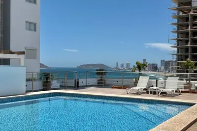 Image de A una calle de la playa con alberca en roof By Gps