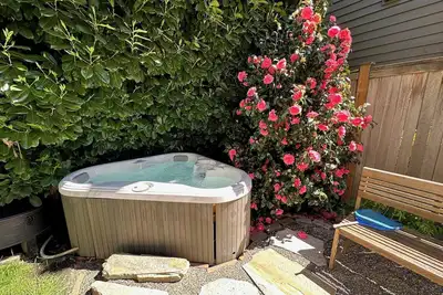 Image de Garden Oasis Unit of Duplex w/Hot Tub near Seattle Center Climate Pledge 2bd 2ba