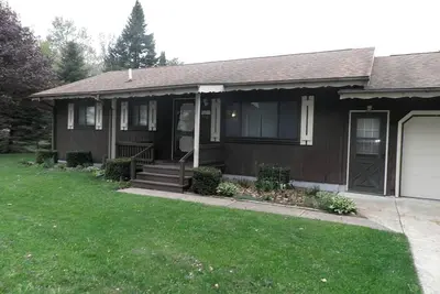 Image de Pet-Friendly, Wonderful Waterfront Family Getaway Cabin with Private Access to Lake Mitchell & Lake Cadillac in Michigan