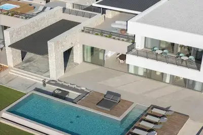 Image de Aeora Villa, Shoreline Getaway