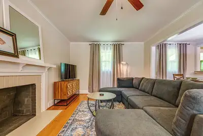 Image de 1 Mi to Dtwn Cary: Family Home w/ Spacious Yard
