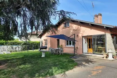 Image de Agréable maison avec véranda, jardin et piscine