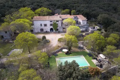 Image de Gîtes du XVème siècle avec grande piscine dans les Gorges de l’Hérault