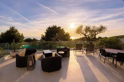 Image de Bandol! ! un bas de maison en rez-de-jardin au calme sur les hauteur.