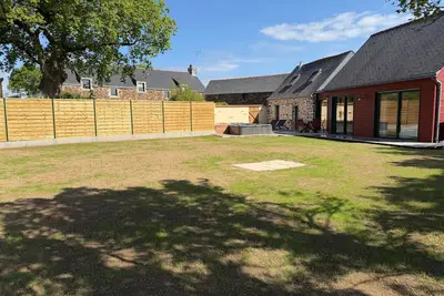 Image de Maison de vacances « Le Petit Brécéan » avec spa de nage chauffé