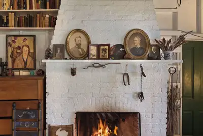 Image de This historic 1911 summer cabin set along the saint croix river offers a quiet step back in time. Filled with original character, the home features a cozy fireplace, screened porches with sweeping river views. Simple, serene and surrounded by nature.