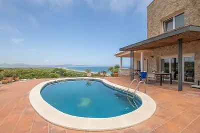 Image de Villa avec piscine et vues spectaculaires sur la mer