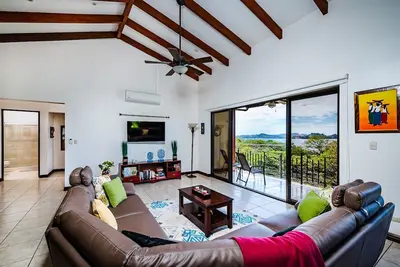 Image de Ocean-View Townhouse | Pool | Walk to Playa Prieta – Villas Catalina 15