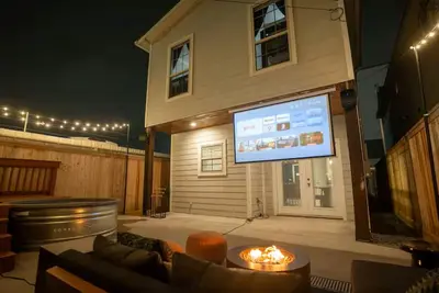 Image de Houston Heights: Pool+Outdoor Projector+Cornhole+Arcade