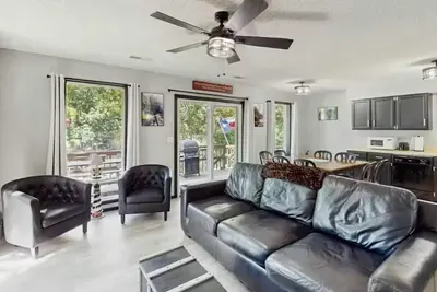Image de Charming lakefront Escape with Private Dock, Kayaks, and Beautiful Views