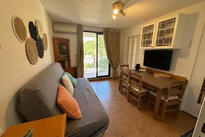 Image de Appartement « T2 Cabine dans Domaine de la Coudoulière » avec piscine partagée et balcon