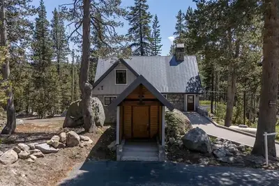 Image de Historic Stone Villa - Donner Summit - Ski, Hike & Climb - Sauna - Ev Charger