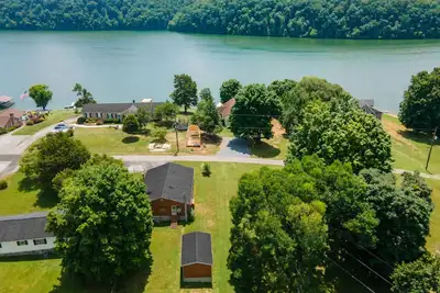 Image de SoHo-Lakeside Retreat