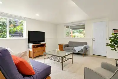 Image de 2-bedroom apartment in peaceful Seattle neighborhood near beach and downtown