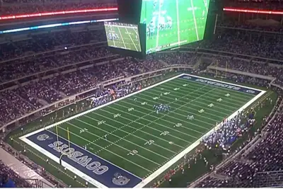 Image de 10 bed Home Walk to Stadiums Tailgaters dream Bar